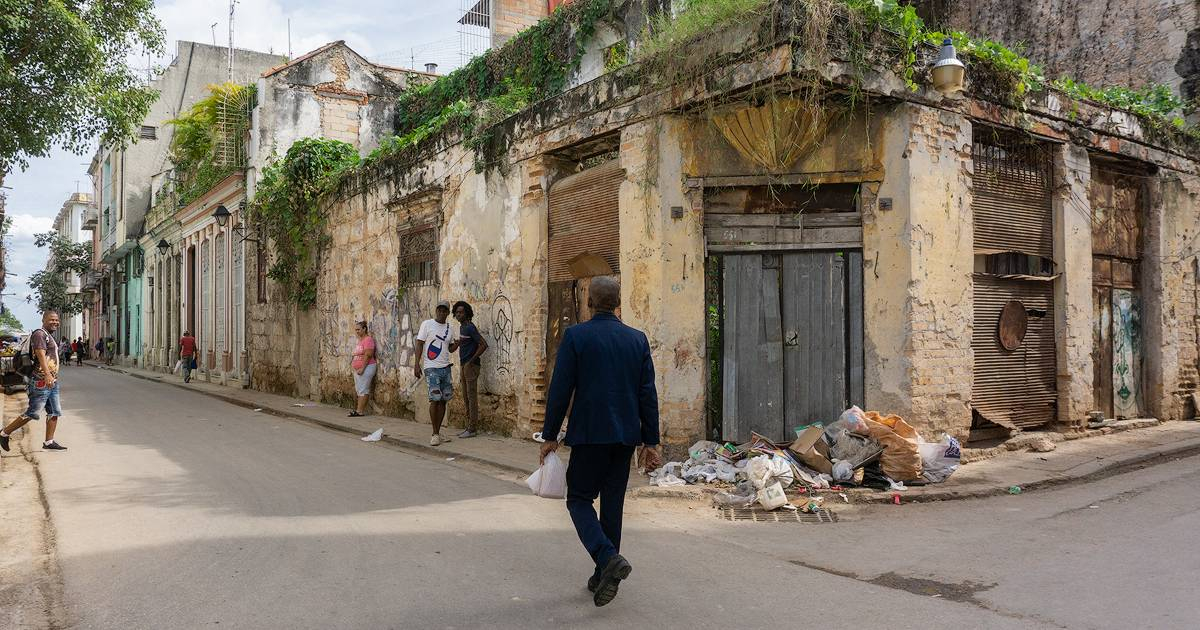 U.S. Dismisses Cuba's Economic Reforms as Mere "Smoke Signals"