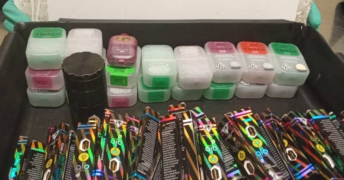 Cuban Customs Seize Dozens of Vape Pens and Cigarettes with Narcotics in Havana Airport