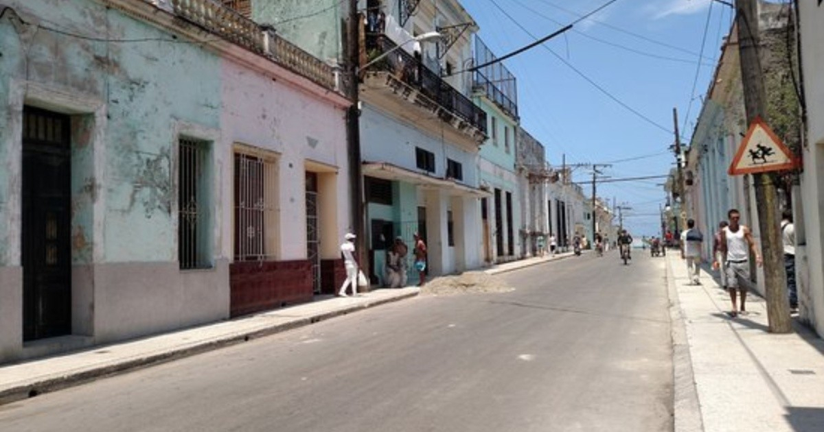 Residents of Regla Protest Daytime Power Outages by Banging Pots