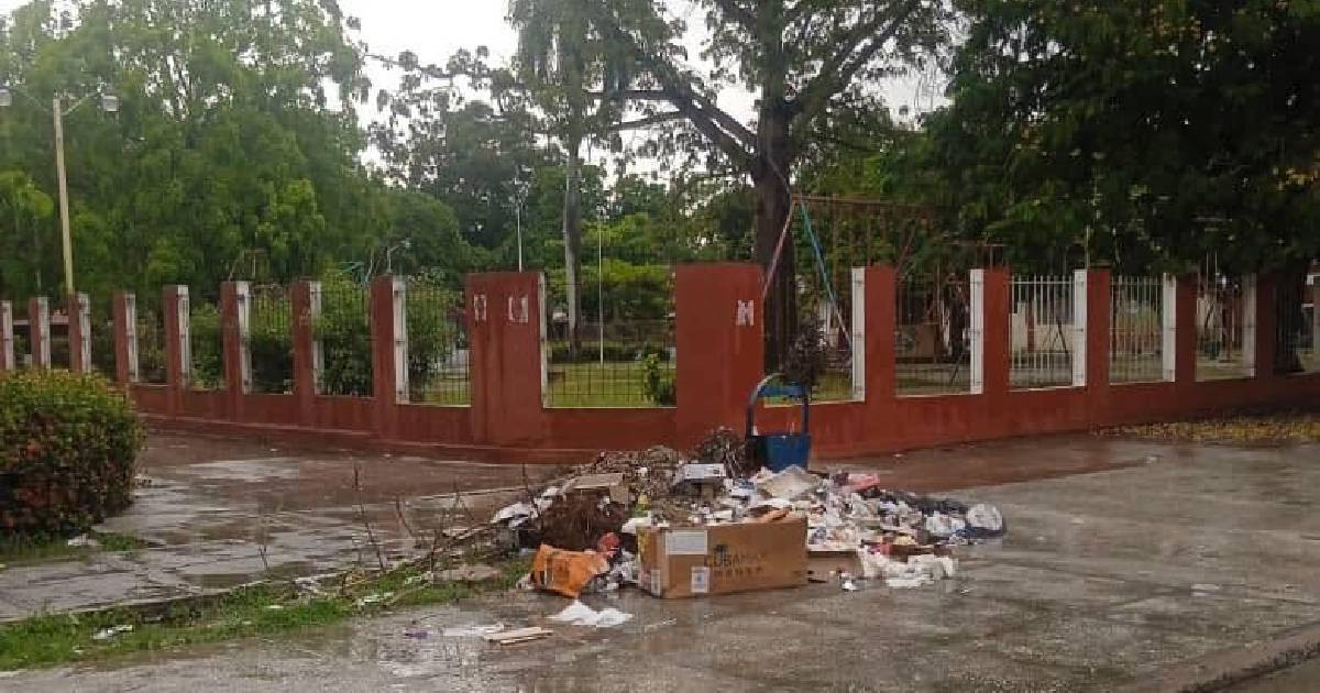Overflowing Trash: Holguín's Children's Park Faces Growing Waste Problem