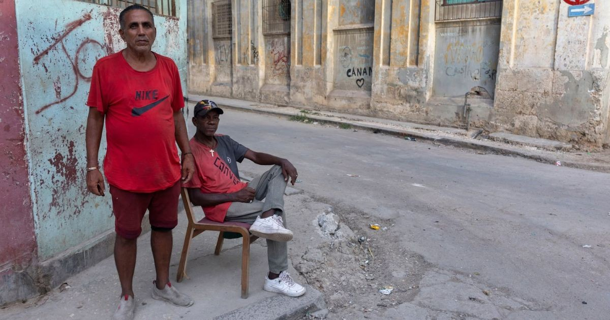 Lázaro and César Guard a Corner in Central Havana: Residents Pay Them to Prevent Illegal Dumping