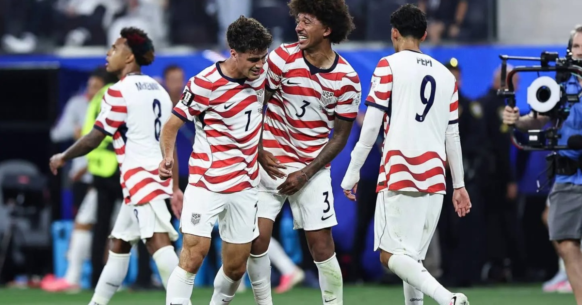 USA Advances to Round of 16 Despite Playing with Ten Men