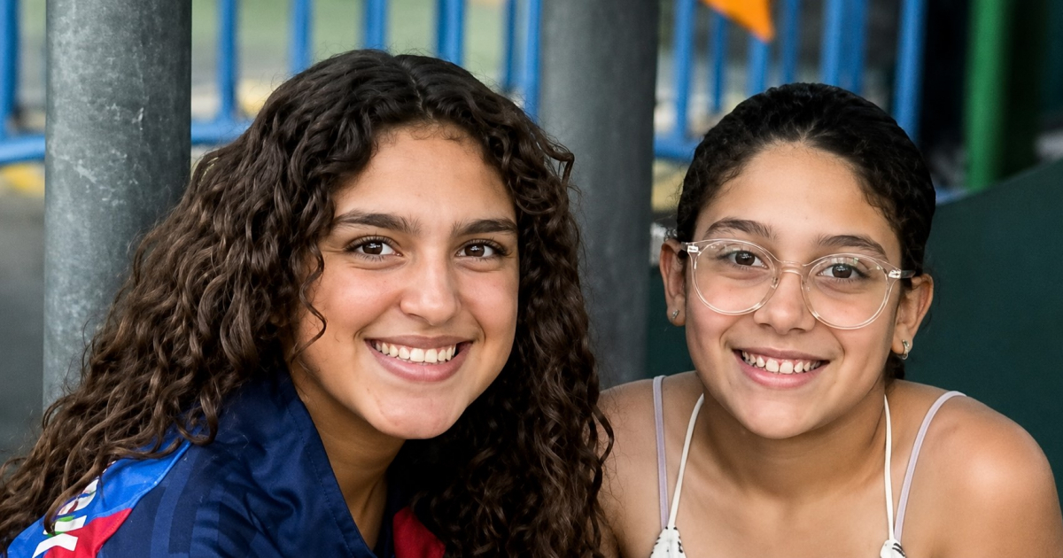 A 12-Year-Old Survivor Seeks Reunion with Sister in Florida After Losing Parents in Tragic Collapse