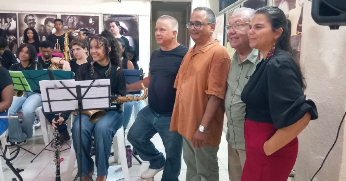Mexican Cultural Icon Engages with Cuban Students