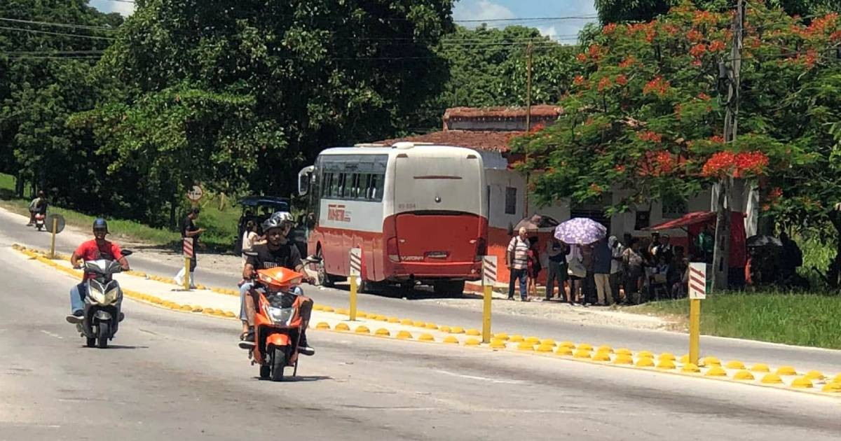Cubans Stranded After Driver Abandons Bus Trip with Unbelievable Excuse