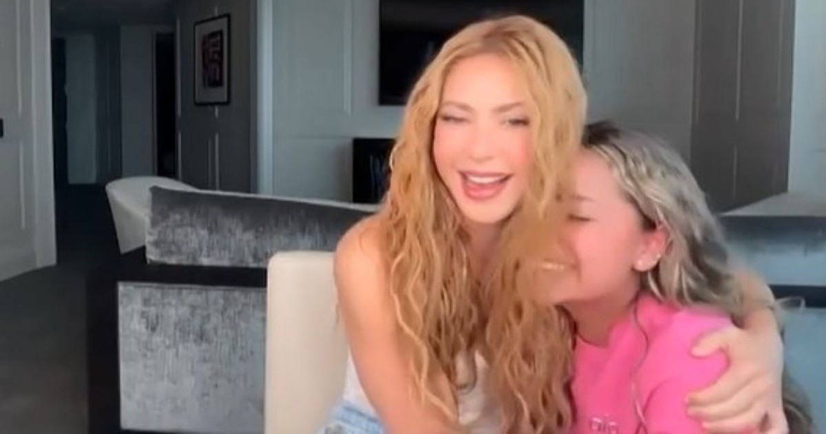 Shakira's Assistant Crawls on All Fours During Interview, Goes Viral