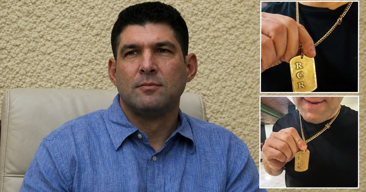 Julio César González Pagés on "El Cangrejo": His Revolutionary Allegiance Captured in a "Bling Bling" Chain with Fidel and Raúl's Initials