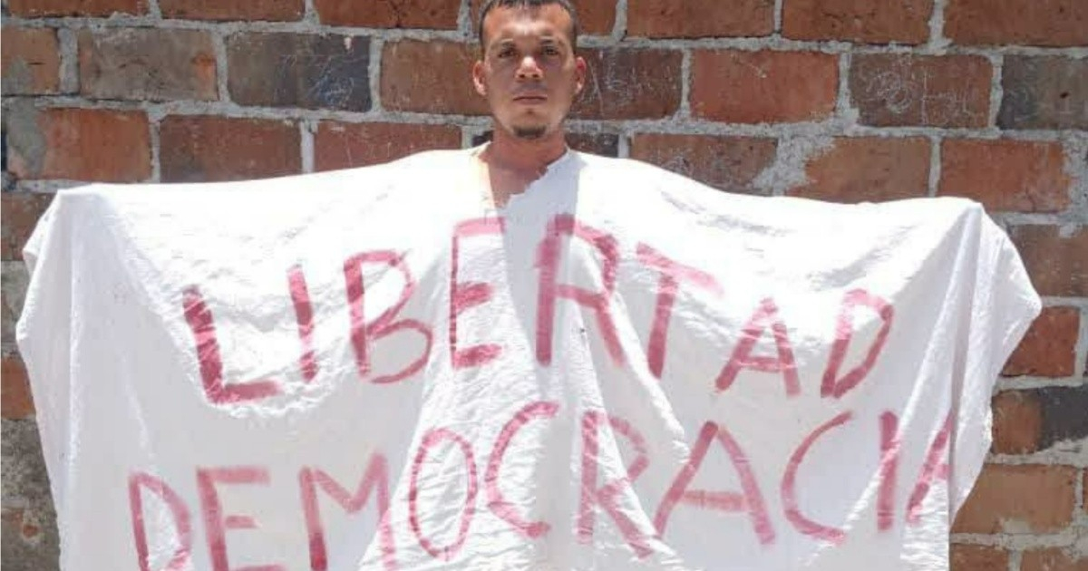 Young Activist Challenges Cuban Regime in El Cobre with White Sheet Protest