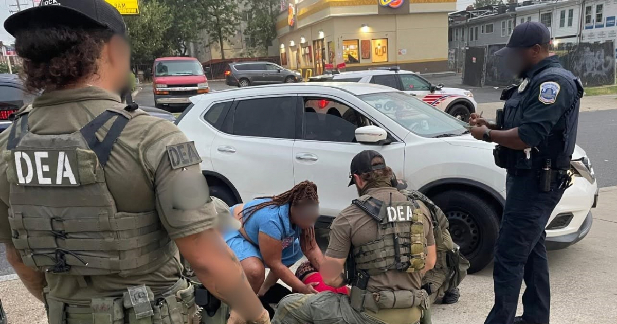 Agentes de la DEA realizan detención (Imagen de referencia) © Facebook / Drug Enforcement Administration - DEA
