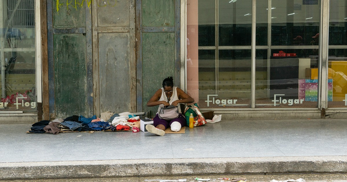 Mujer vendiendo cosas usadas en calle habanera (Imagen de referencia) © CiberCuba
