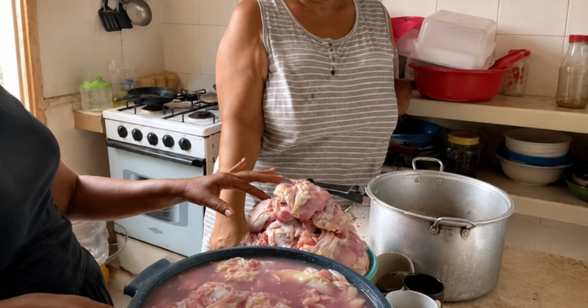Caja de pollo echada a perder © Captura de video de Facebook / Karla Arelis