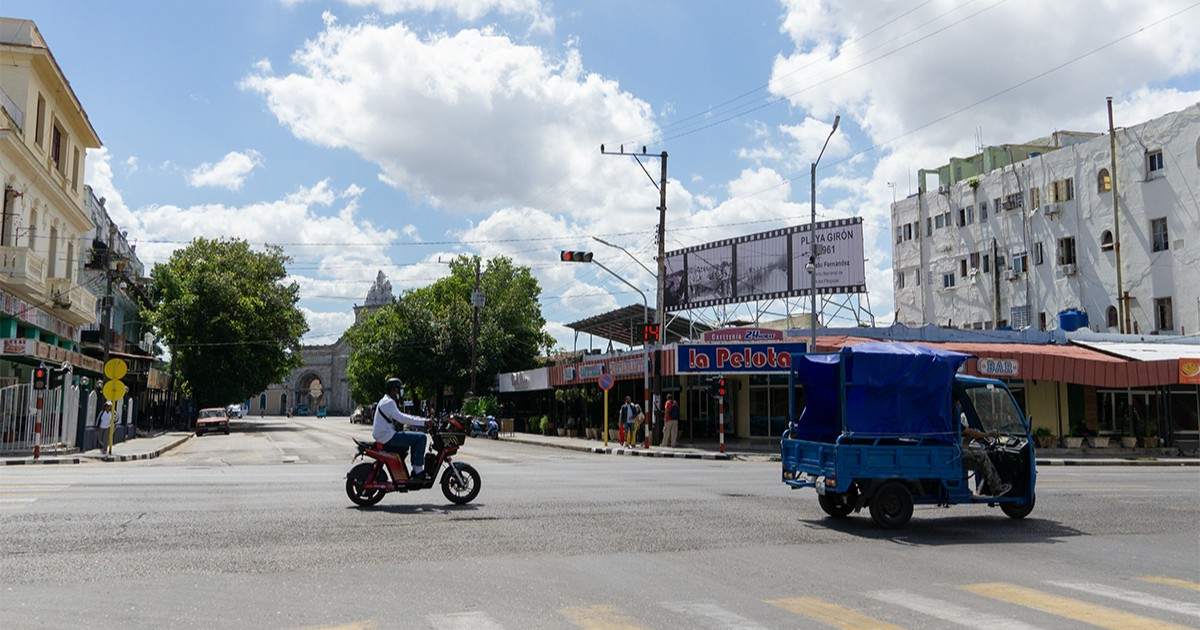 Residents Protest in El Vedado After Enduring Over 30 Hours Without Power