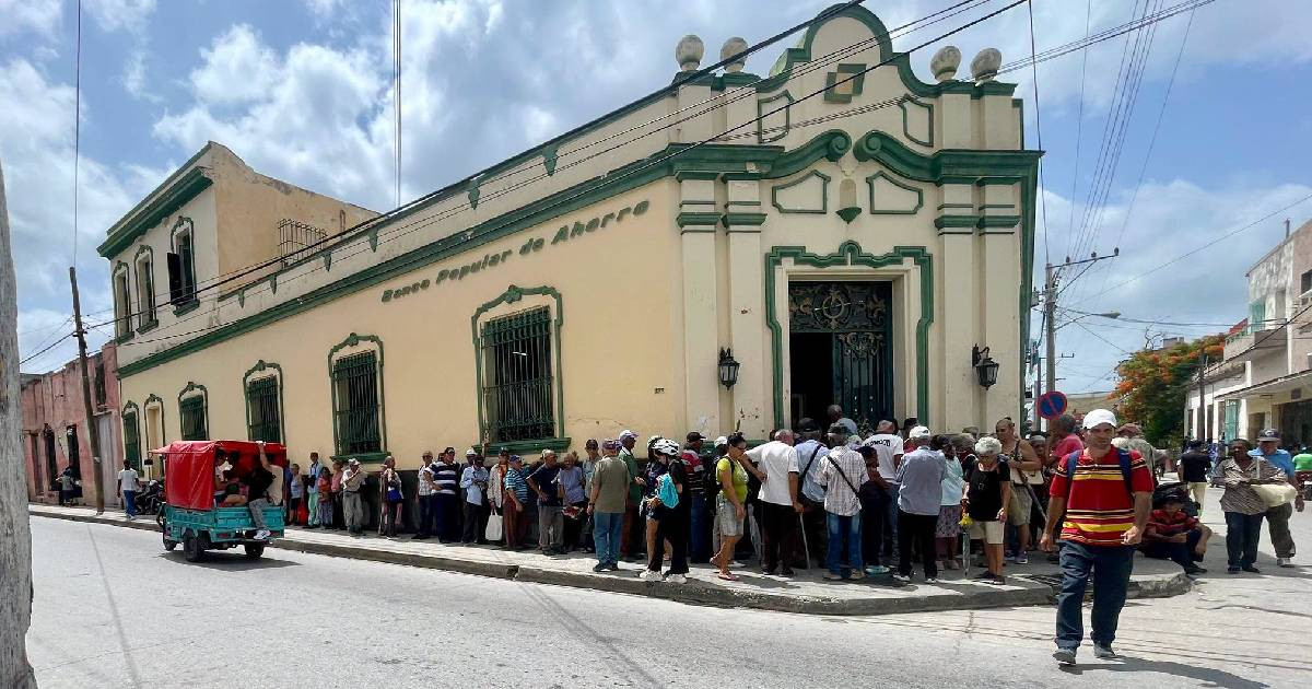 Elderly Left in the Sun While Empty Seats Inside: Outrage Over Pension Payment Chaos at Holguín Bank