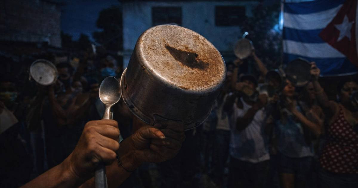 Residents in Lawton's Dolores Street Protest Amidst Power Outages with Pots and Burning Trash