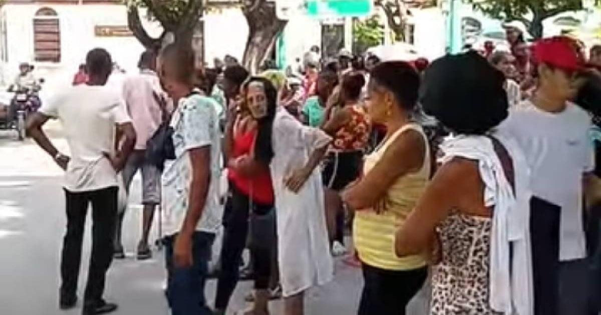 Elderly Endure Long Waits in Santiago de Cuba to Claim Pensions