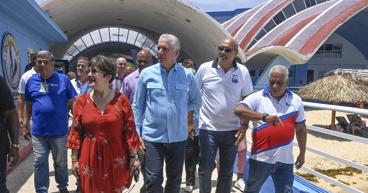 Díaz-Canel and Lis Cuesta Take a Leisurely Stroll at El Náutico