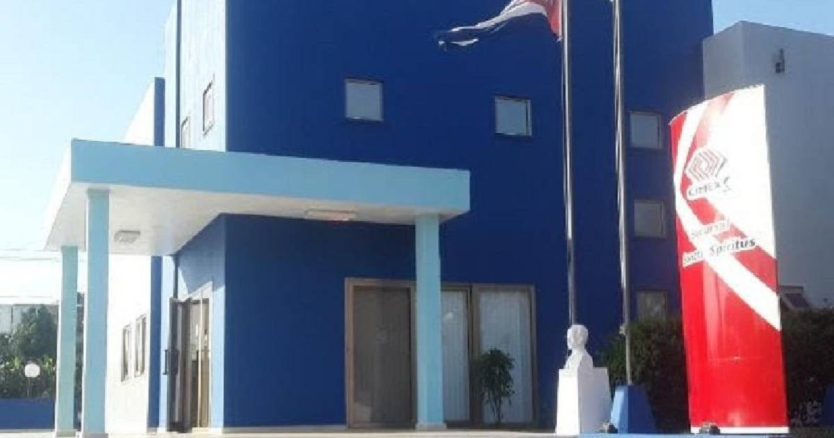 El Estado reconoce con los hechos lo que niega en el discurso: necesita a los privados para operar sus locales © Escambray