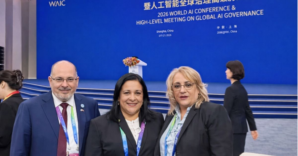 Mayra Arevich -al centro-, ministra cubana de Comunicaciones en China (imagen mejorada con IA) © X/@MayraArevich