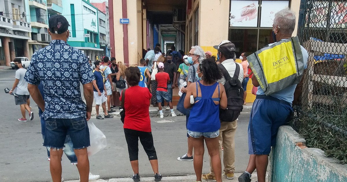 Cubanos de pie © CiberCuba