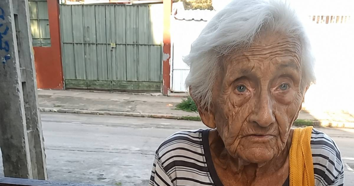 Elderly Cuban Woman, 92, Requests "Even Just a Few Pesos" for Food on the Streets