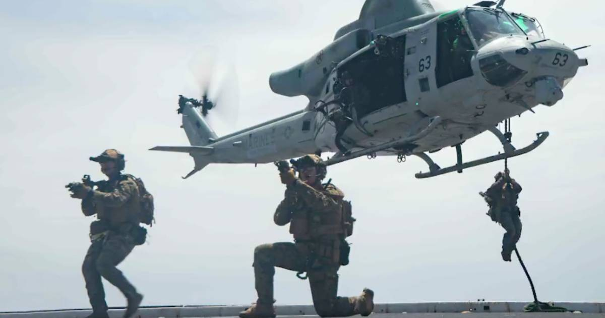 United States Conducts Military Exercises Near Venezuela with Marines and Helicopters