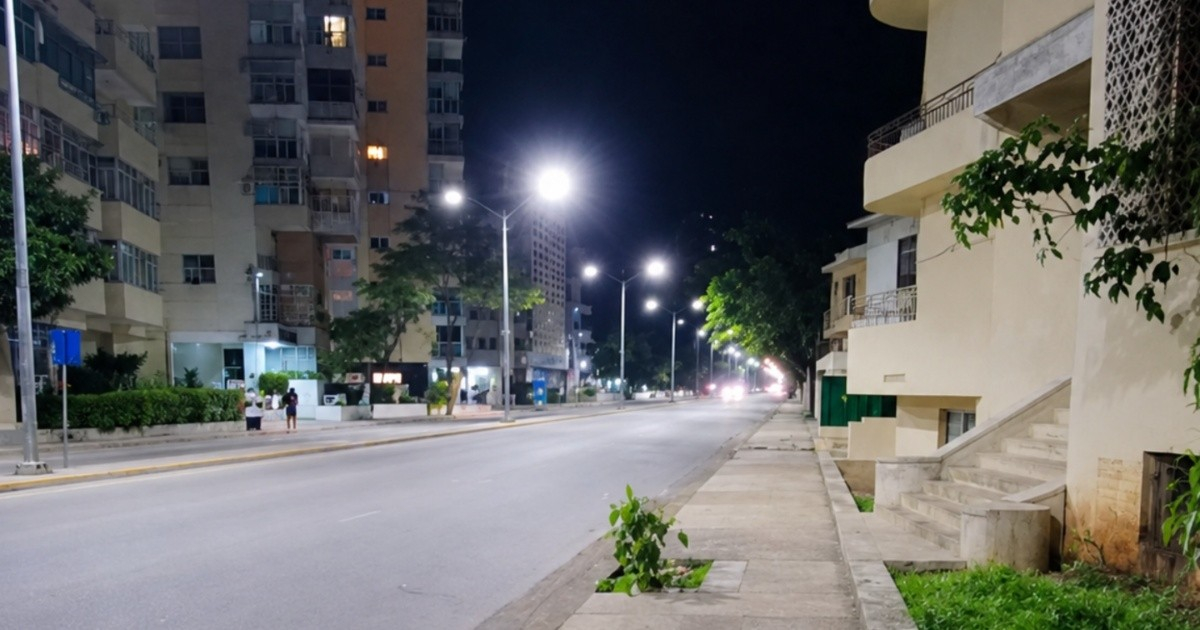 Cubans React to Eerie Silence on Línea Street in Havana's Vedado