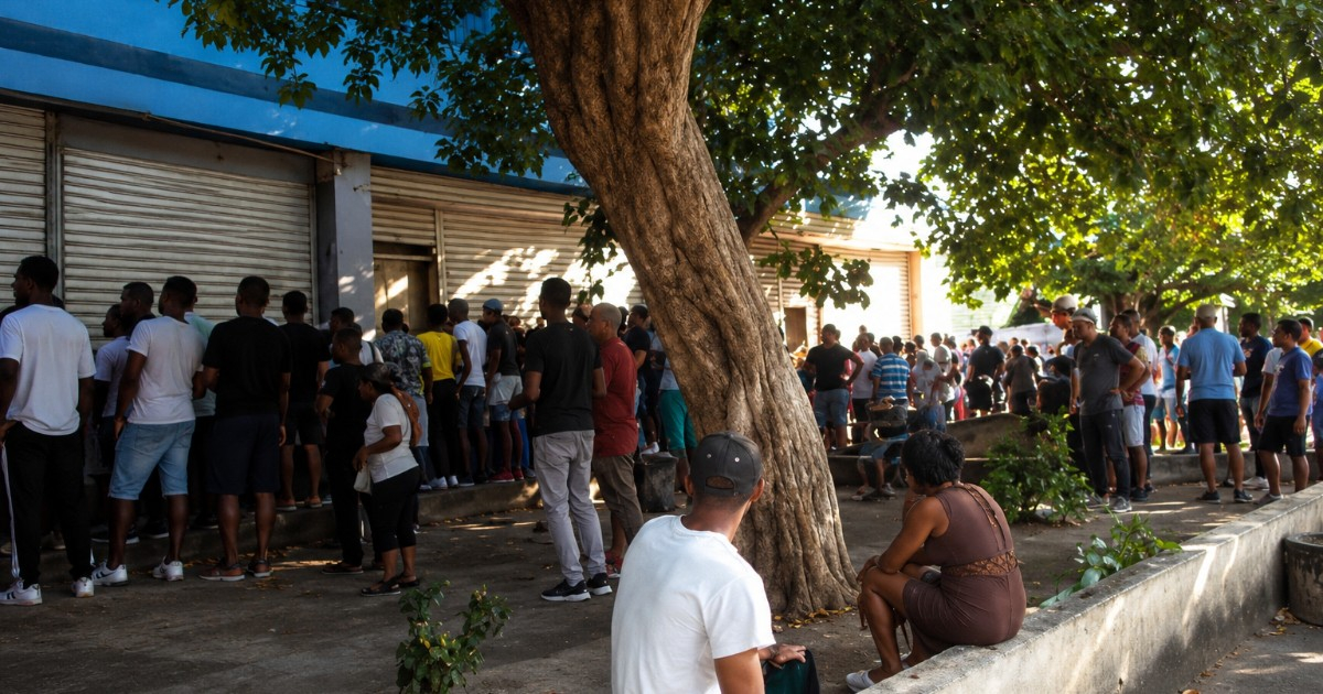 Long Lines at Vedado Bank Reflect Cuba's Cash Crisis