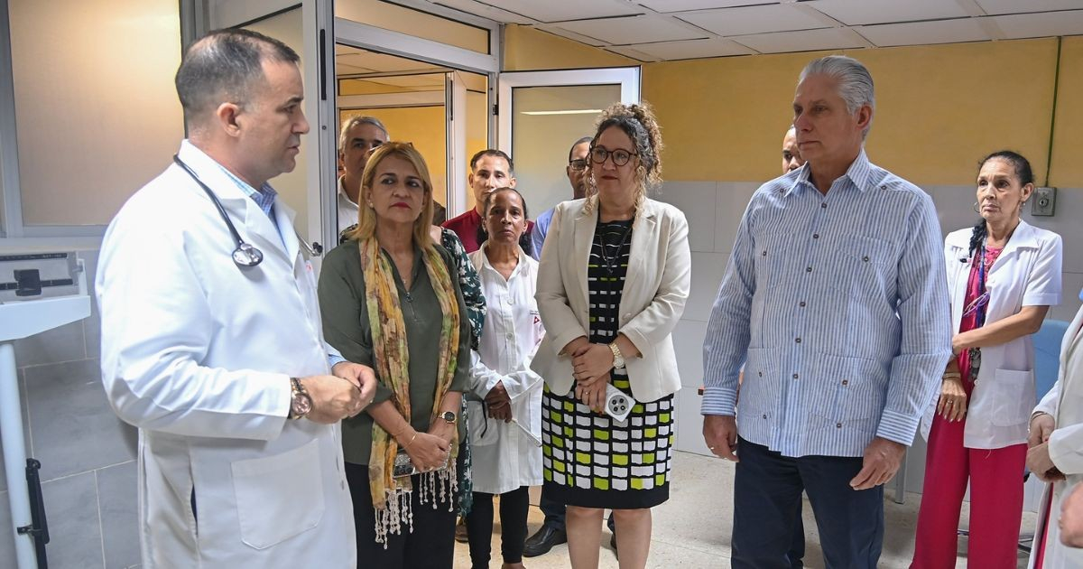 Miguel Díaz-Canel con personal de la salud en Cuba © Estudios Revolución