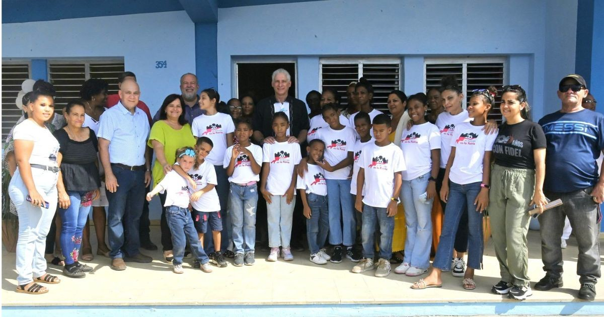 Díaz-Canel Poses for Photos with Children in Pinar del Río