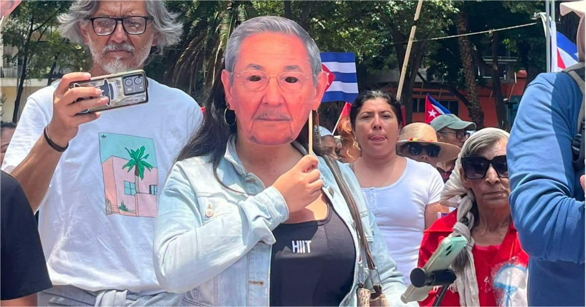 Journalist José Raúl Gallego Criticizes Mexican Woman Wearing Raúl Castro Mask: "She'd Be Jailed in Cuba"