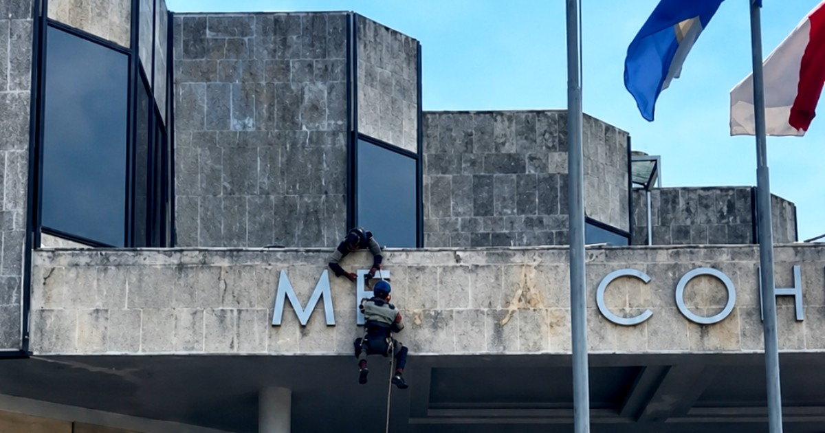 Operarios retiran cartel lumínico de Meliá en el Hotel Cohiba © Facebook / Isla Local