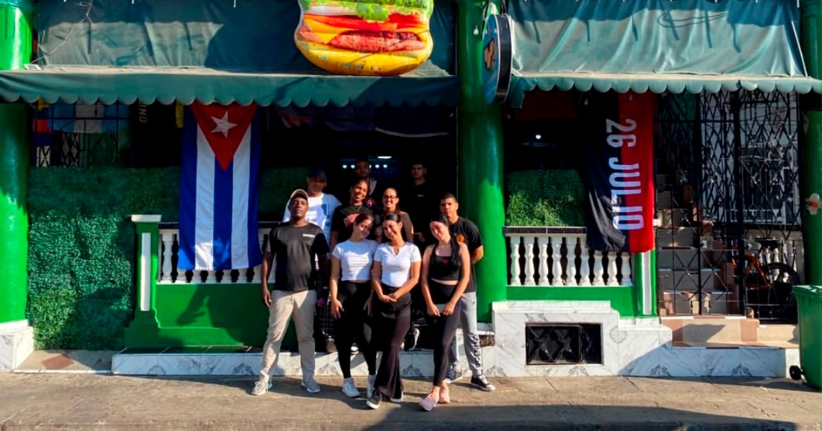Pinar del Río Private Business Displays Revolutionary Flags for July 26th Celebration