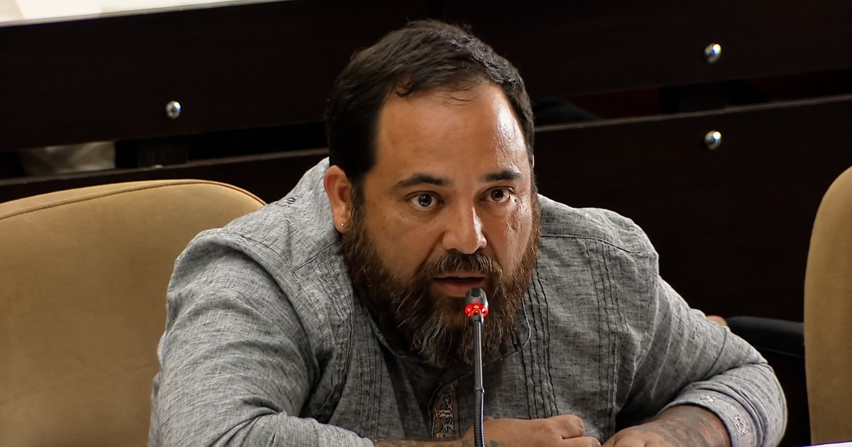 Cuban Deputy and Troubadour Expresses Fondness for Díaz-Canel in National Assembly