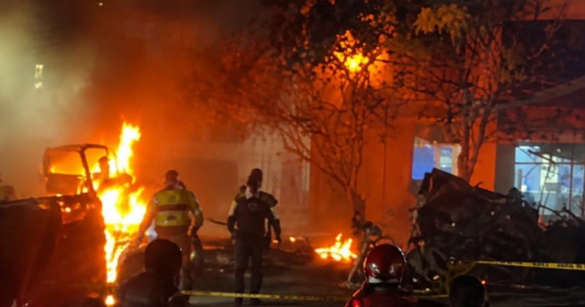 Truck Bomb Explodes in Colombia Amid Petro's Visit to Cuba and Days Before Abelardo de la Espriella's Inauguration