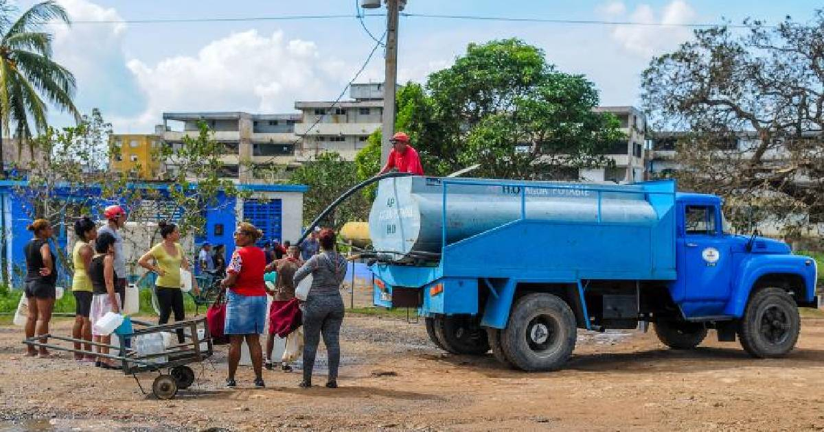 Playwright Mocks Cuban Water System: "Aqueducts Serve to Keep Us Thirsty"