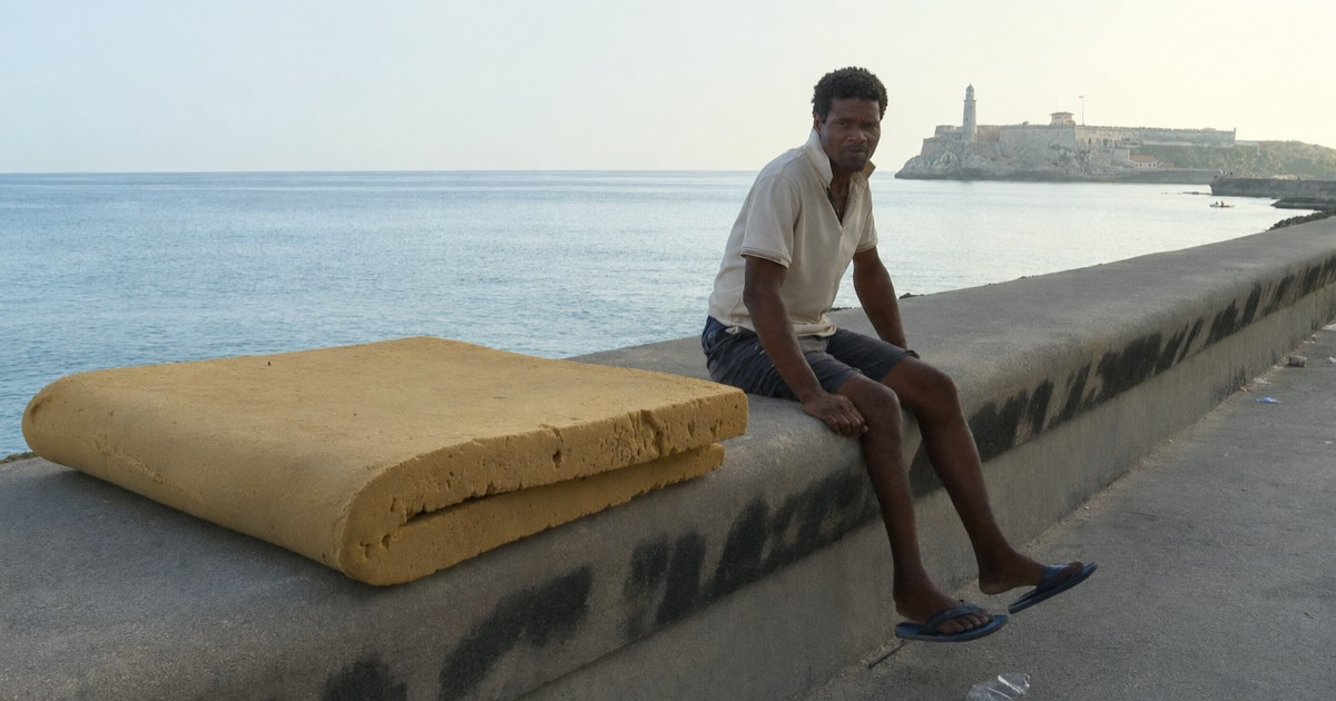 Cubans Seek Refuge at Havana's Malecón Amid Heat and Power Outages: "We Can't Take This Anymore"