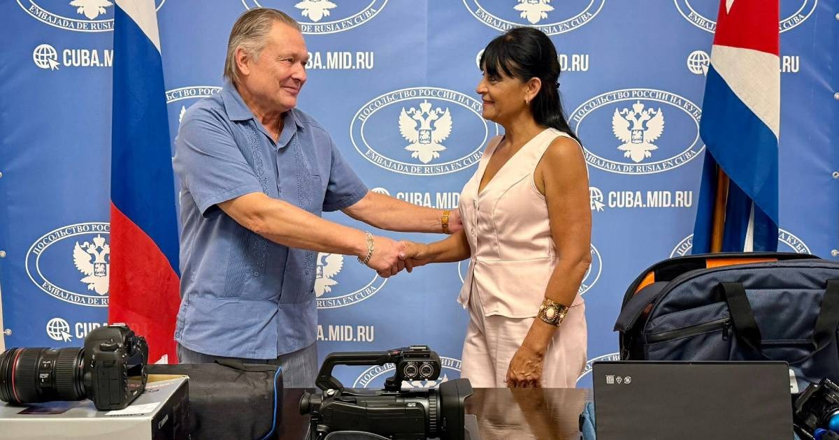 Entrega de equipos © Facebook