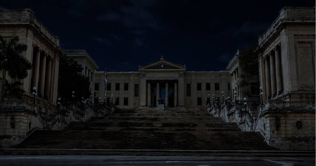 Cubans Spend the Night on Mattresses Outside the University of Havana