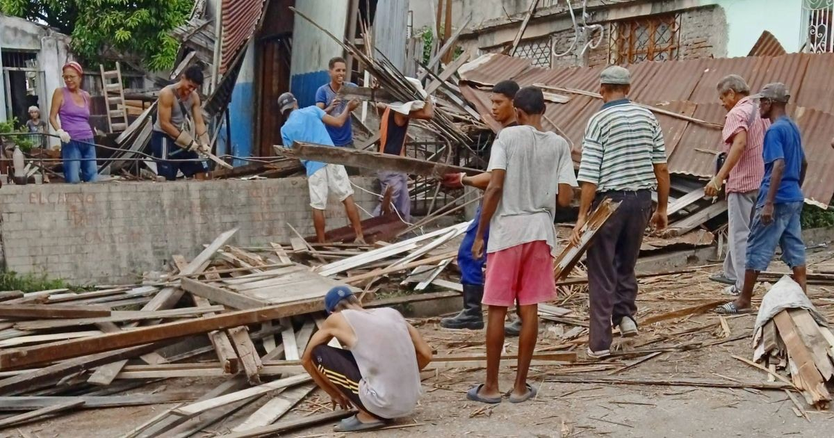 Se derrumba una casa en Santiago de Cuba: no hubo víctimas, pero vecinos aprovechan la madera para cocinar © Facebook/Aris Arias Batalla
