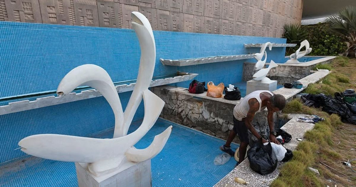 Cuban Photojournalist Highlights Neglect of Historic Sculptures at Havana's Hotel Riviera