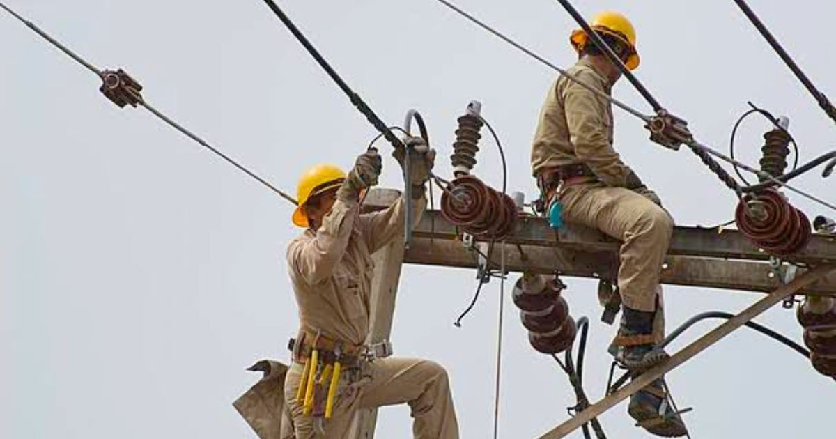 Electric Line Workers in Cuba: From Revered Heroes to Scorned Villains, Says Art Critic