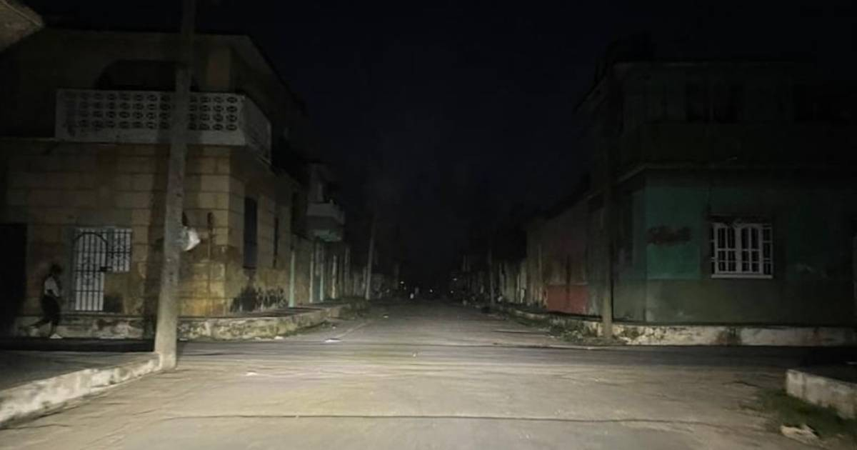 Cuba Faces Severe Power Outages as Energy Deficit Nears 2,300 MW on Monday