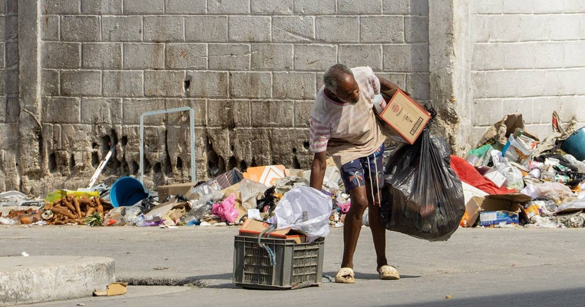 Hombre recoge basura en La Habana, Cuba. © CiberCuba