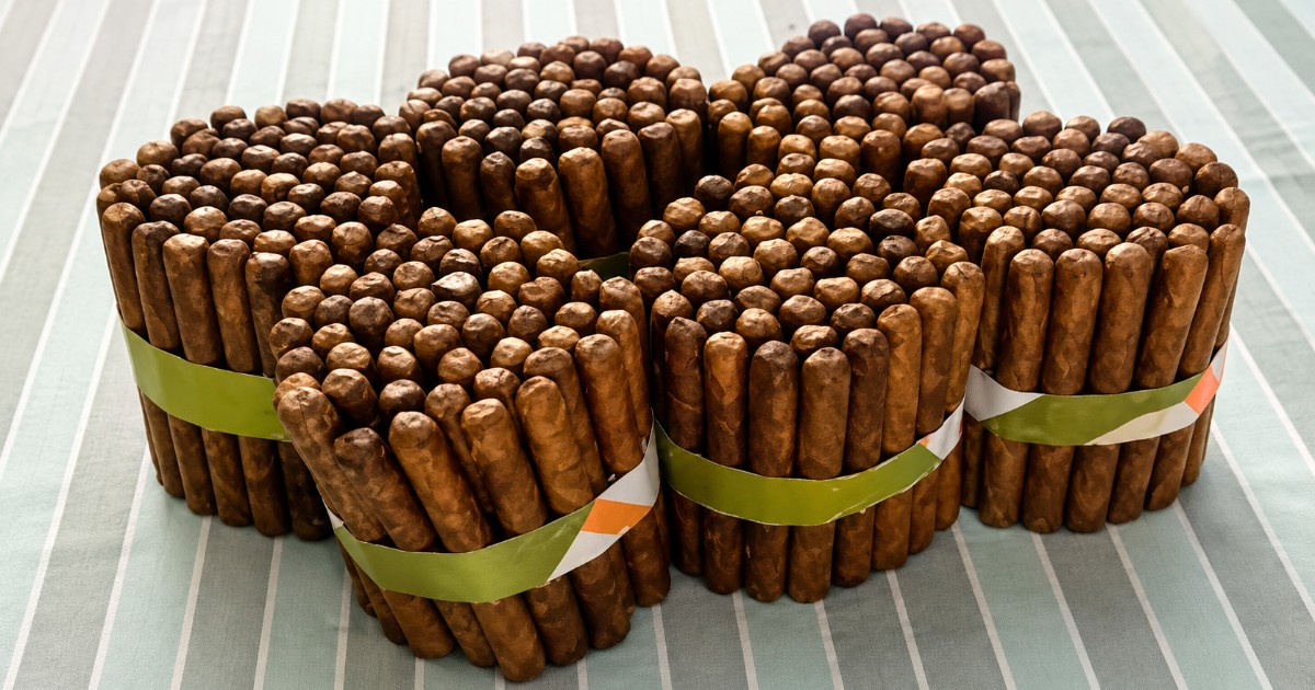 Cuban Citizens Mock Police Tobacco Seizure in Santiago