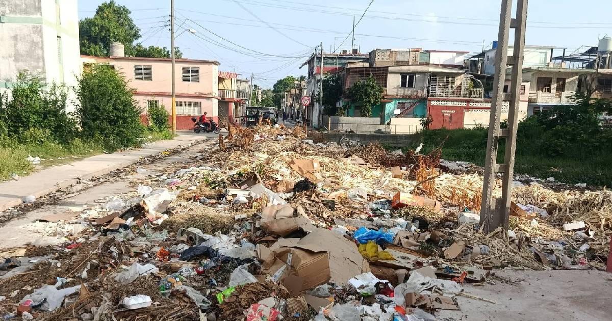 Trash Piles Block Holguín Street, Threatening Food Stalls