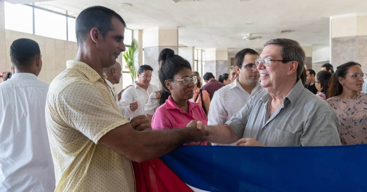 Cuban Government Welcomes Expelled Diplomats from Dominican Republic with "Pride"