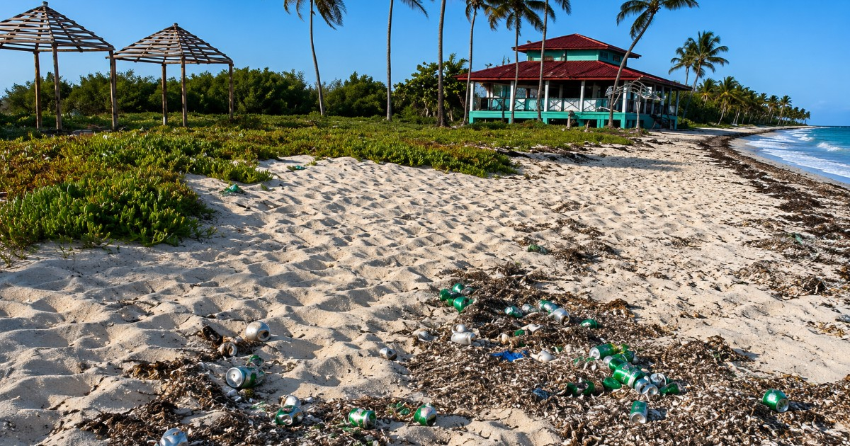 Beach in Camagüey Overrun with Trash: A Stark Reality
