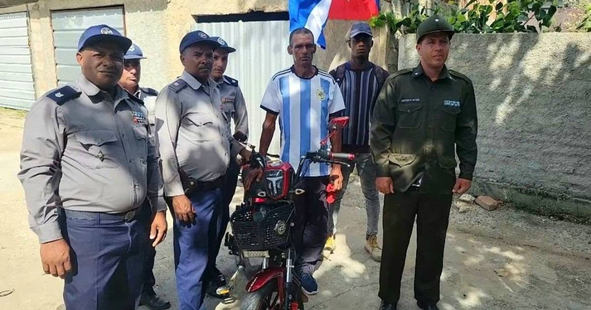 Camagüey Police Stage Public Event to Return Stolen Electric Scooter Taken in Armed Robbery