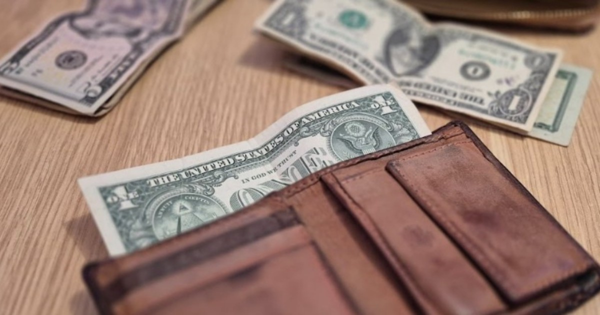 Dollar and Euro Maintain Stability, While MLC Drops by Four Pesos