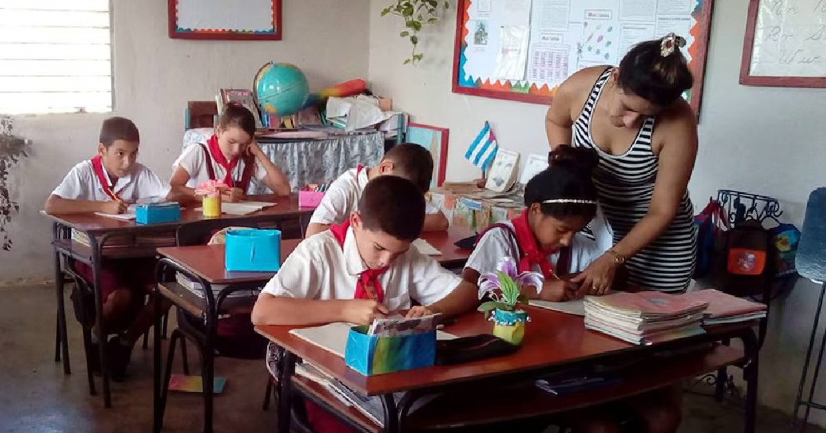 Teacher from Holguín Challenges Díaz-Canel: "We Haven't Been Paid Since May"